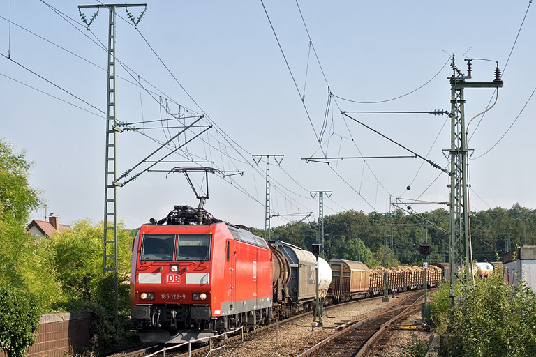 185 122 mit FS 43197 bei km 16,8 (August 2011)
