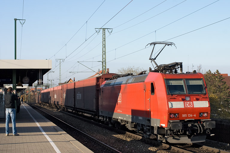 185 134 mit CSQ 60092 bei km 16,8 (November 2011)