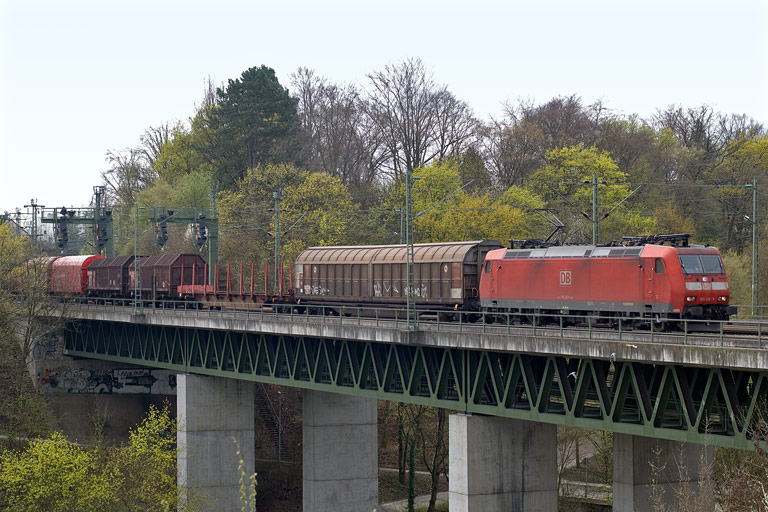 185 136 mit FE 44696 bei km 14,6 (April 2011)