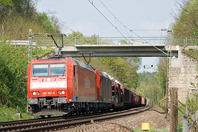 185 162 und 185 120 mit FE 44695 bei km 19,0 (April 2011)