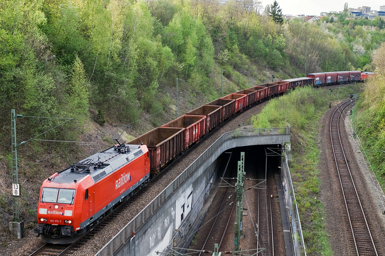 185 175 mit FZT 56173 bei km 13,8 (April 2011)