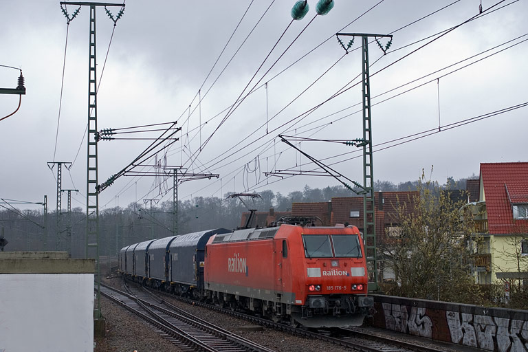 185 176 mit CS 49225 bei km 16,8 (M&auml;rz 2011)