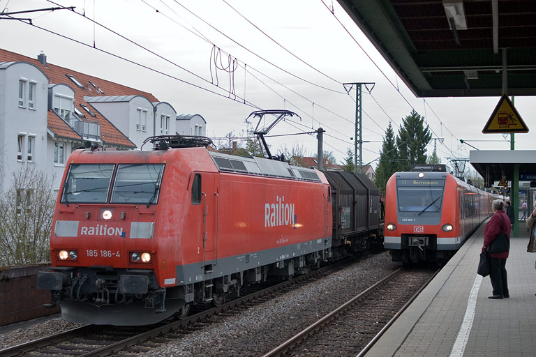 185 186 mit FZT 56173 bei km 16,8 (April 2011)