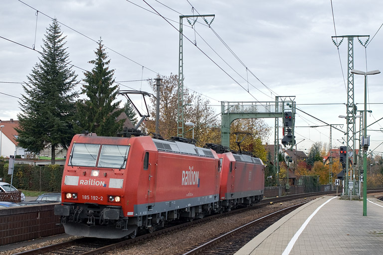 185 192 und 185 121 bei km 16,6 (November 2011)