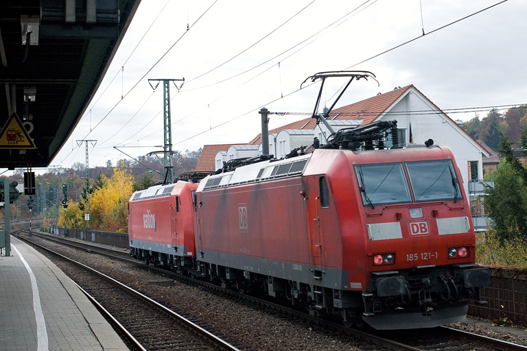185 192 und 185 121 bei km 16,8 (November 2011)
