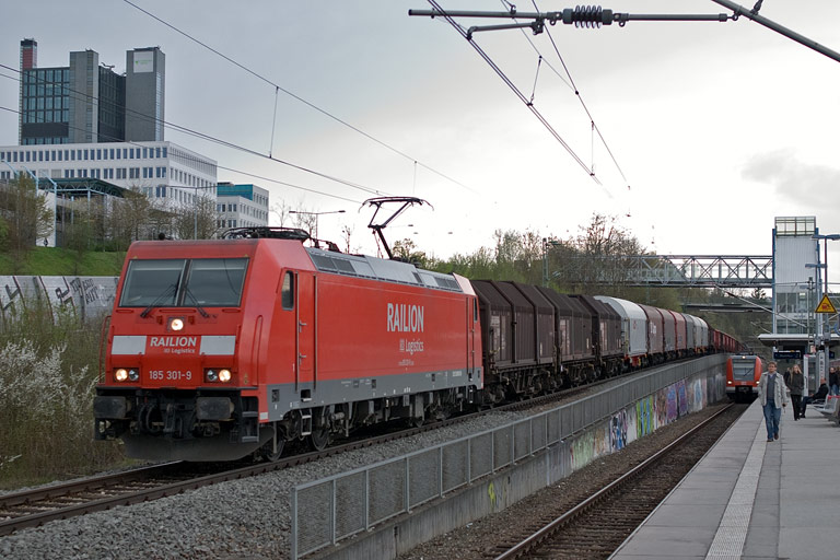 185 301 mit FZT 56173 bei km 14,2 (April 2011)