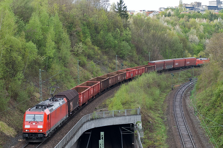 185 318 mit FZT 56173 bei km 13,8 (April 2011)