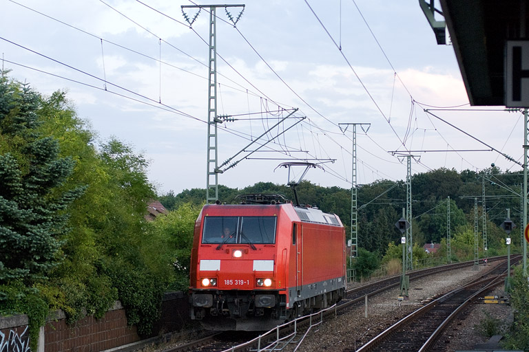 185 319 als Tfzf 67080 bei km 16,8 (August 2011)