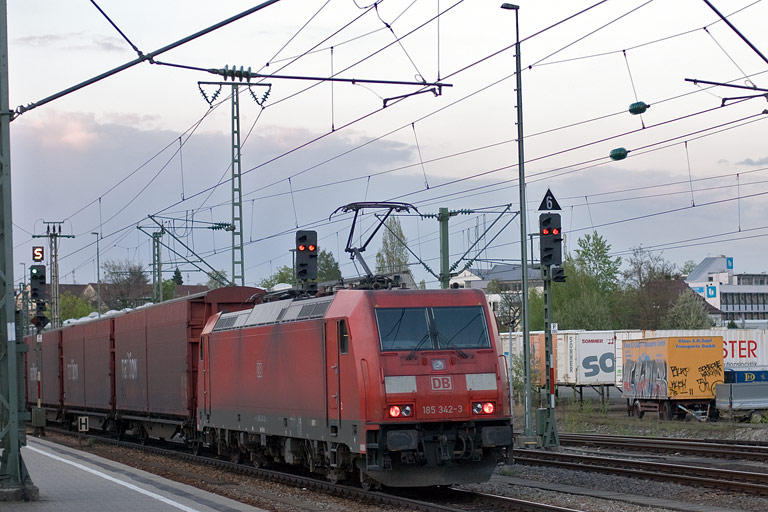 185 342 mit CSQ 60086 bei km 15,6 (April 2011)