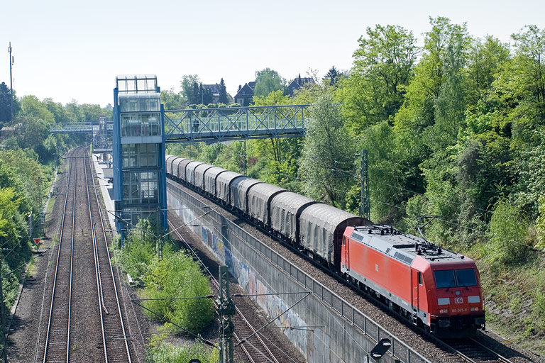 185 363 mit CS 49225 bei km 14,0 (April 2011)