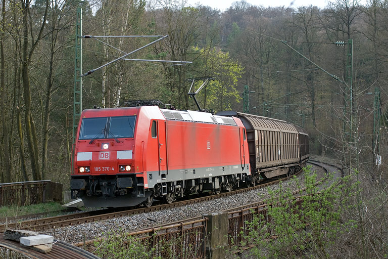 185 370 mit FZT 56166 bei km 11,2 (April 2011)