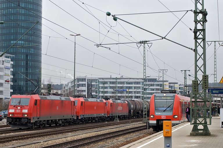 185 372, 185 350 und 185 195 bei km 15,6 (Februar 2011)