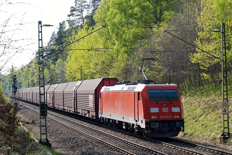 185 379 mit FZ 56167 bei km 19,4 (April 2011)