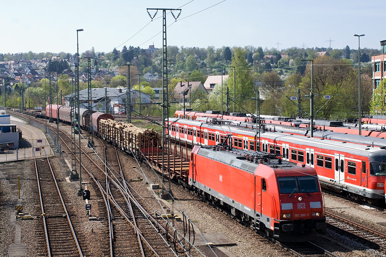 185 380 mit FE 44696 bei km 16,0 (April 2011)