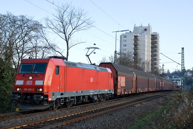185 386 mit CSQ 60092 bei km 8,2 (November 2011)