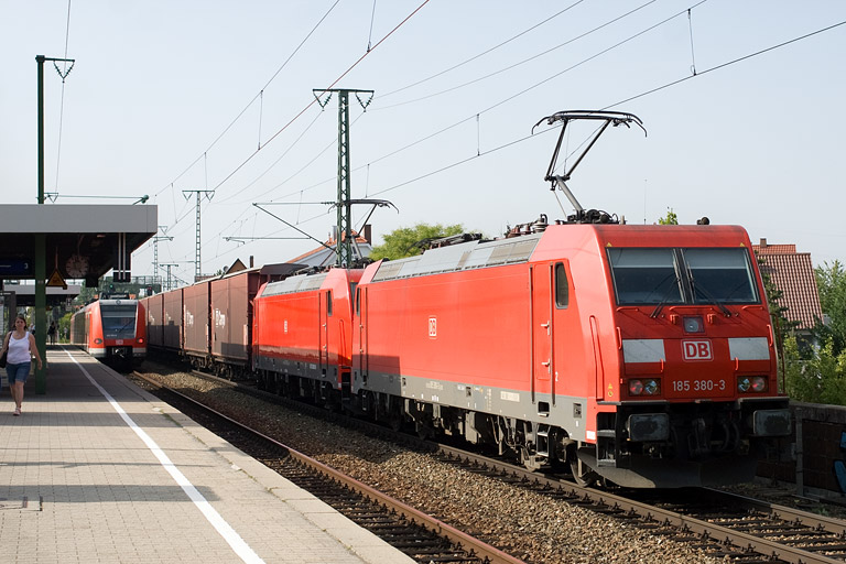 185 390 und 185 380 mit CSQ 60082 bei km 16,8 (August 2011)