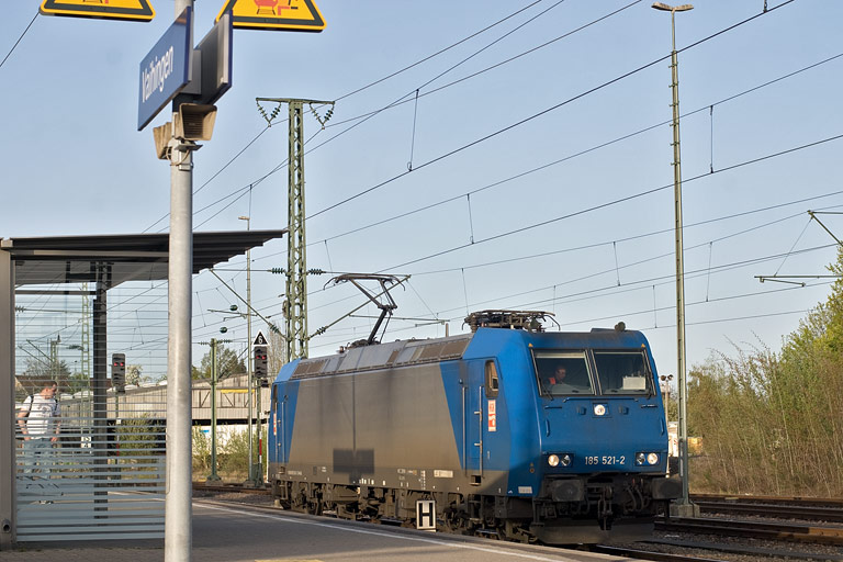 HGK 185 521 bei km 15,6 (April 2011)