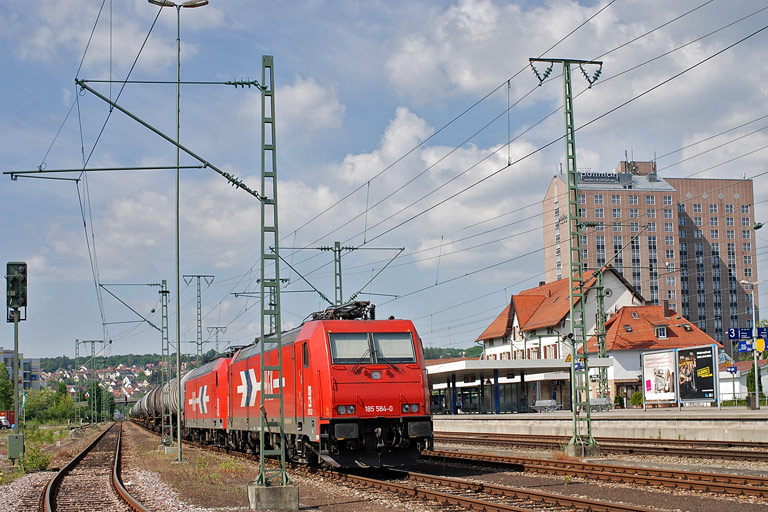 HGK 185 584 und HGK 145 Cl-011 bei km 15,6 (Mai 2011)