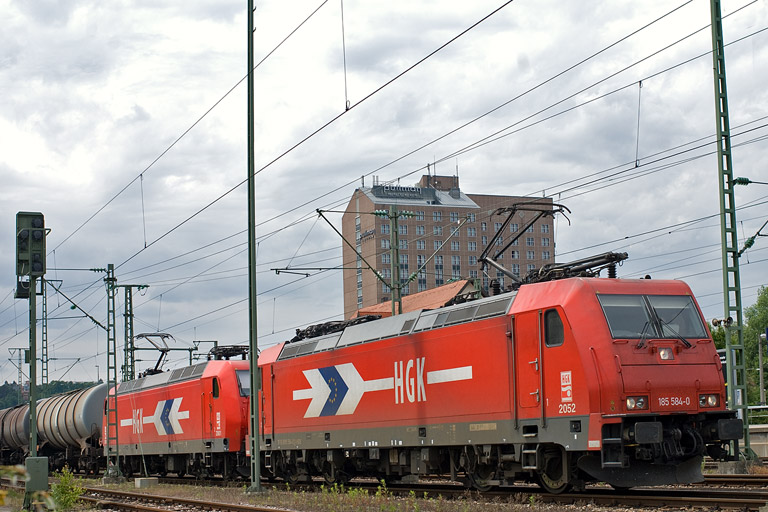 HGK 185 584 und HGK 145 Cl-011 bei km 15,6 (Mai 2011)