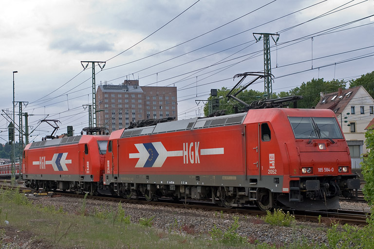 HGK 185 584 und HGK 145 Cl-011 bei km 15,4 (Mai 2011)