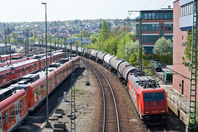 HGK 185 584 bei km 16,0 (April 2011)