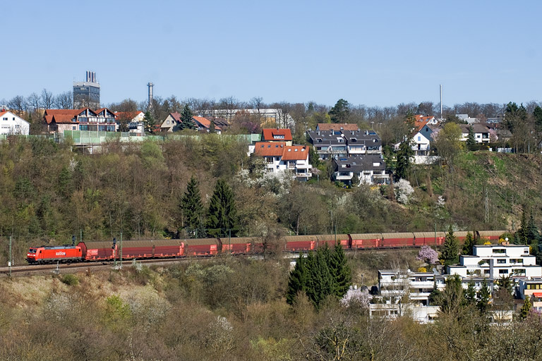 Baureihe 185 mit FZ 56165 bei km 13,4 (April 2011)