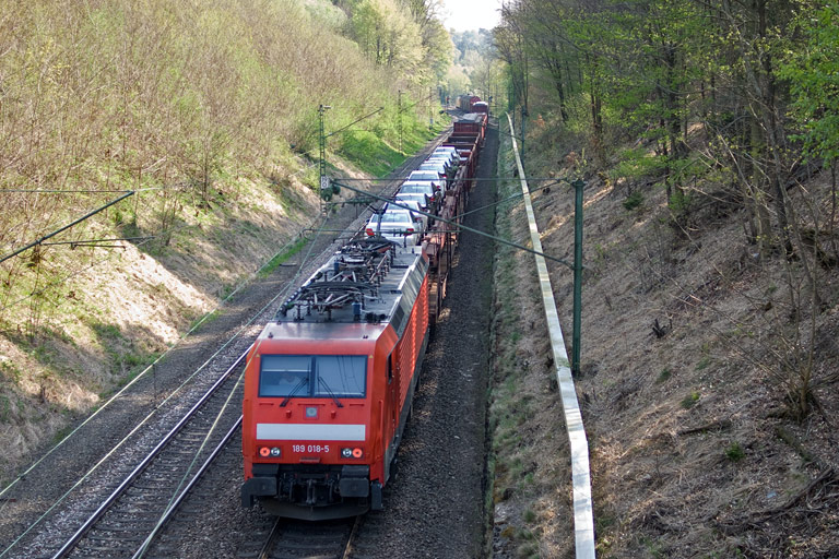 189 018 mit FZ 56164 bei km 19,0 (April 2011)