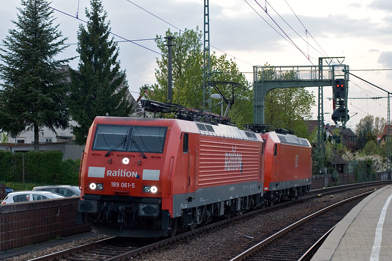 189 061 und 185 064 bei km 16,6 (April 2011)