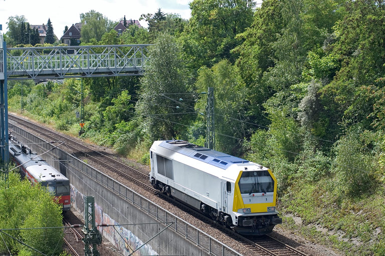 263 005 als Tfzf 94430 bei km 14,0 (Juli 2011)