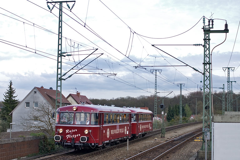 798 469 und Baureihe 998 bei km 16,8 (April 2011)