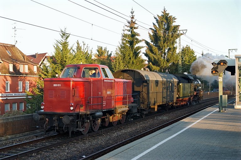 800 011 und 38 3199 mit DbZ 92510 bei km 16,8 (September 2011)
