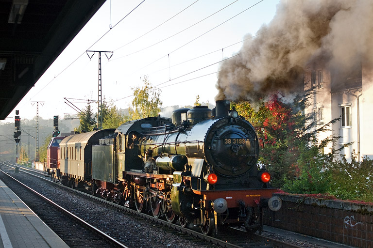 800 011 und 38 3199 mit DbZ 92510 bei km 16,8 (September 2011)