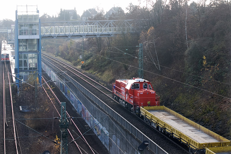 588 001 (Gmeinder D180BB) mit Dbz-D 94721 bei km 13,8 (November 2011)
