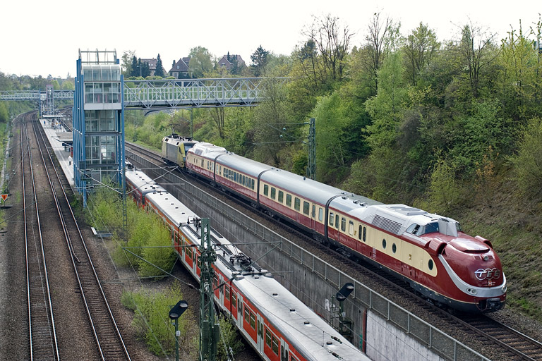 ES 64 U2-006, VT 11 5008, VM 11 5203, VM 11 5122 und 602 003 bei km 14,0 (April 2011)