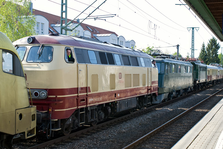 ES 64 U2-006, 217 001, Ae6/6 11401, 144 084 und 885 615/485 007 bei km 16,8 (April 2011)