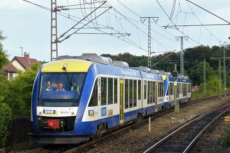 648 217 und 648 230 als Tfzf 91682 bei km 16,8 (Juli 2011)
