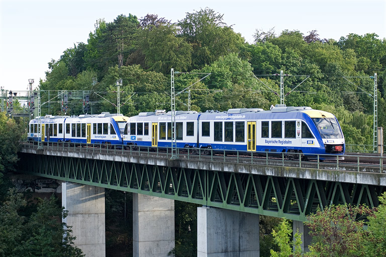 648 217 und 648 230 als Tfzf 91682 bei km 14,6 (Juli 2011)