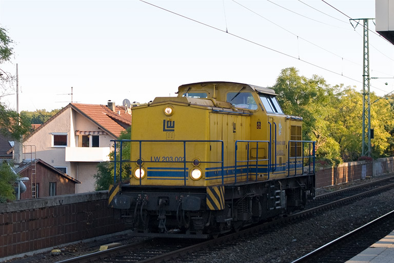 LW 203.002 (ex-DR 202 335) bei km 16,8 (Oktober 2011)