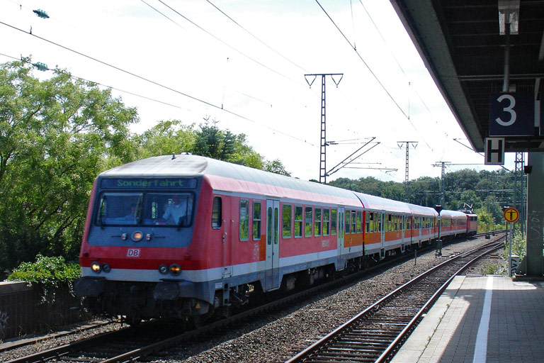 110 401 mit RE 38653 bei km 16,8 (August 2011)