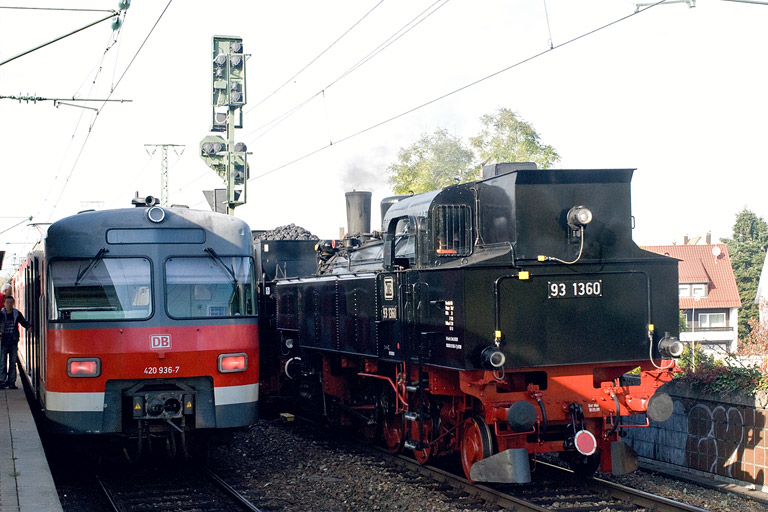 V100 1041, 50 2988 und 93 1360 als DbZ 94137 bei km 16,8 (Oktober 2011)