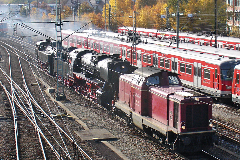V100 1041, 50 2988 und 93 1360 als DbZ 94137 bei km 16,0 (Oktober 2011)