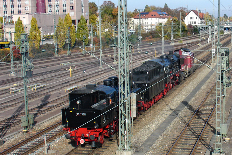 V100 1041, 50 2988 und 93 1360 als DbZ 94137 bei km 15,8 (Oktober 2011)