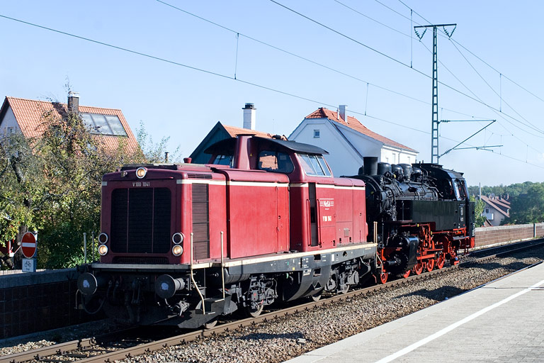 V100 1041 und 86 333 mit Tfzf(D) 92584 bei km 16,8 (September 2011)