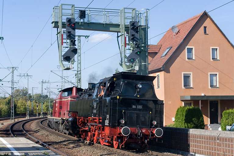 V100 1041 und 86 333 mit Tfzf(D) 92584 bei km 16,6 (September 2011)