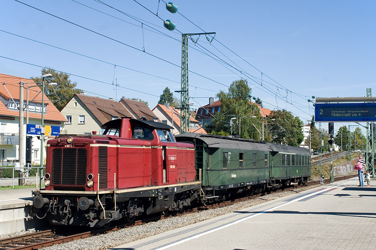 V100 1041 mit DLr 93014 bei km 15,6 (September 2011)