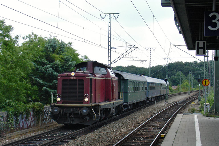V100 1041 mit DLr 93531 bei km 16,8 (Juli 2011)