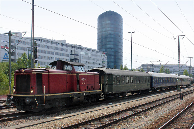V100 1041 mit DLr 93531 bei km 15,6 (Juli 2011)