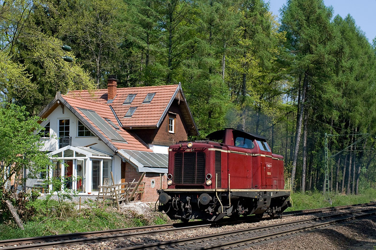 V 100 1041 als Tfzf 93067 bei km 18,2 (April 2011)