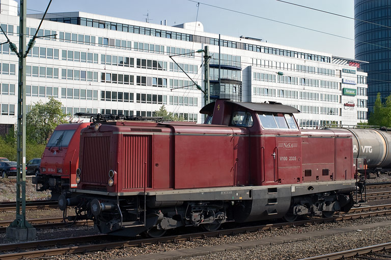 V100 2335 bei km 15,6 (April 2011)