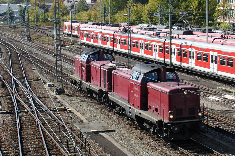 V100 2335 und V100 1041 als Tfzf(D) 93086 bei km 16,0 (September 2011)